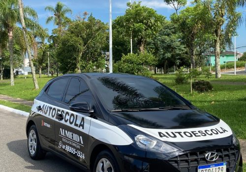 Veículo da Almeida Escola de Direção visto de frente